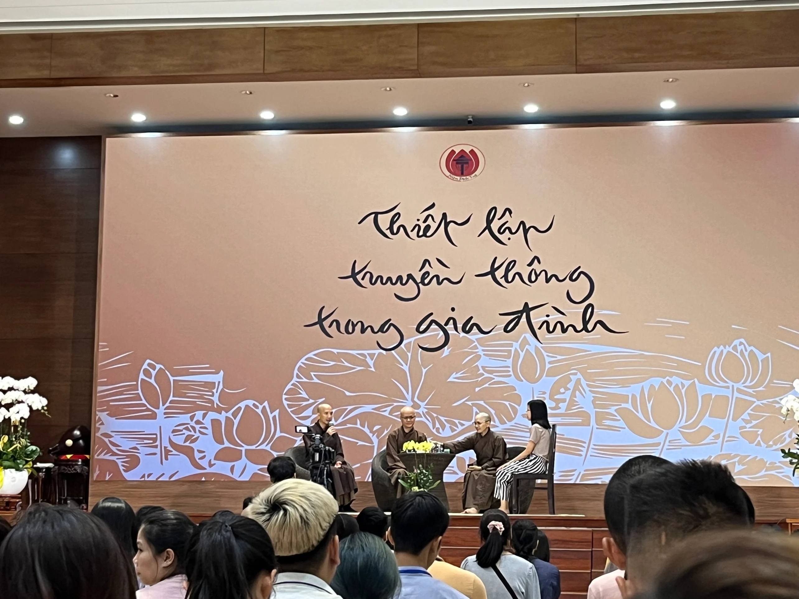 Một bạn SEEDS đang đặt câu hỏi cho các sư thầy sư cô