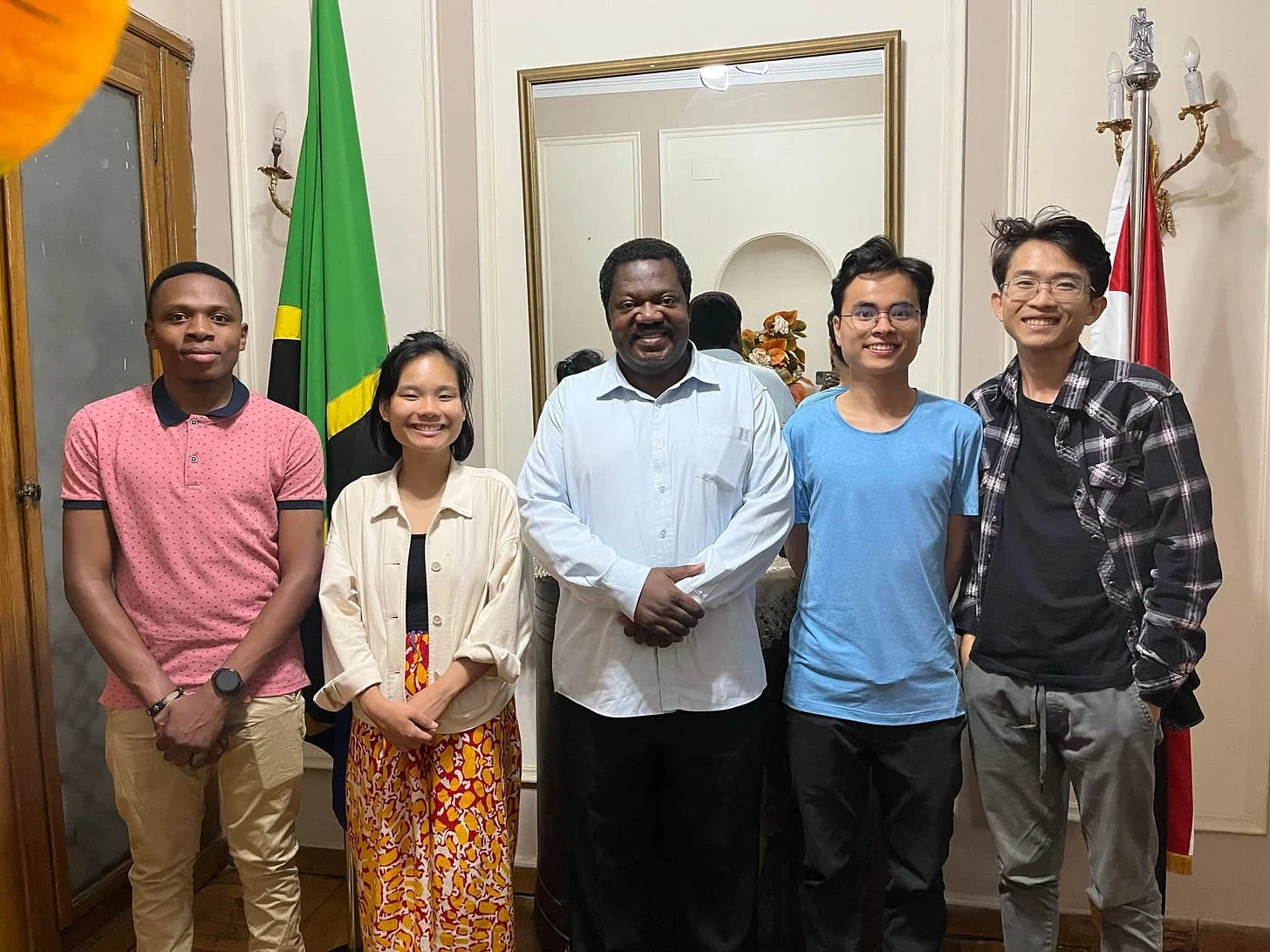 Gặp mặt Đại sứ Tanzania Emmanuel Nchimbi tại dinh thự riêng của ông tại Cairo, Ai Cập.