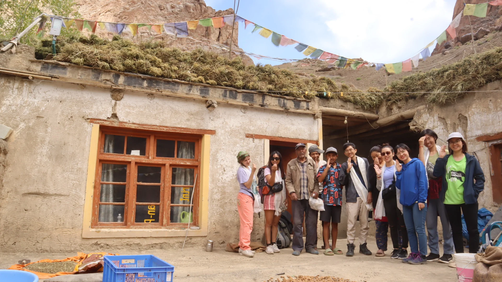 Ảnh: Đoàn VCIL Travel School được chia ra ở các nhà người dân trong một ngôi làng cách biệt với thế giới hiện đại trên dãy Hi Mã Lạp Sơn vào tháng 08 năm 2023