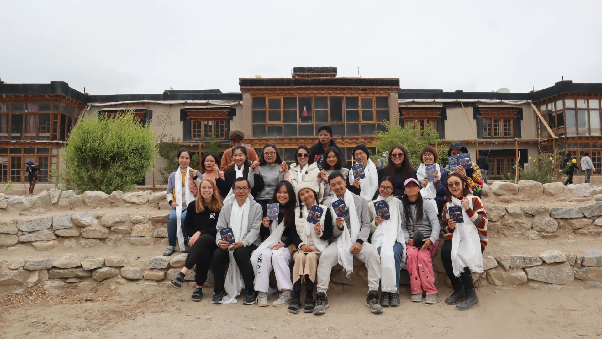 Ảnh: Đoàn VCIL Travel School tại trường giáo dục thay thế SECMOL - nơi truyền cảm hứng cho bộ phim “3 chàng ngốc”