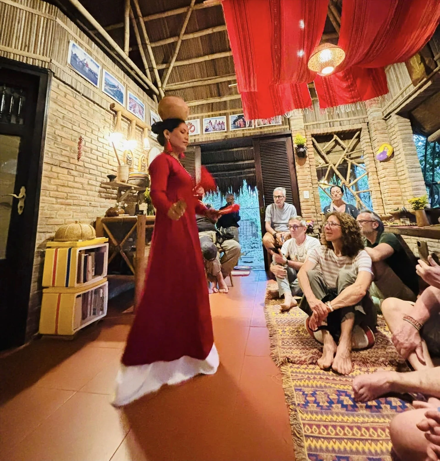 Kiều Maily biểu diễn văn hóa Chăm tại Champa Amaravati House - Hội An.