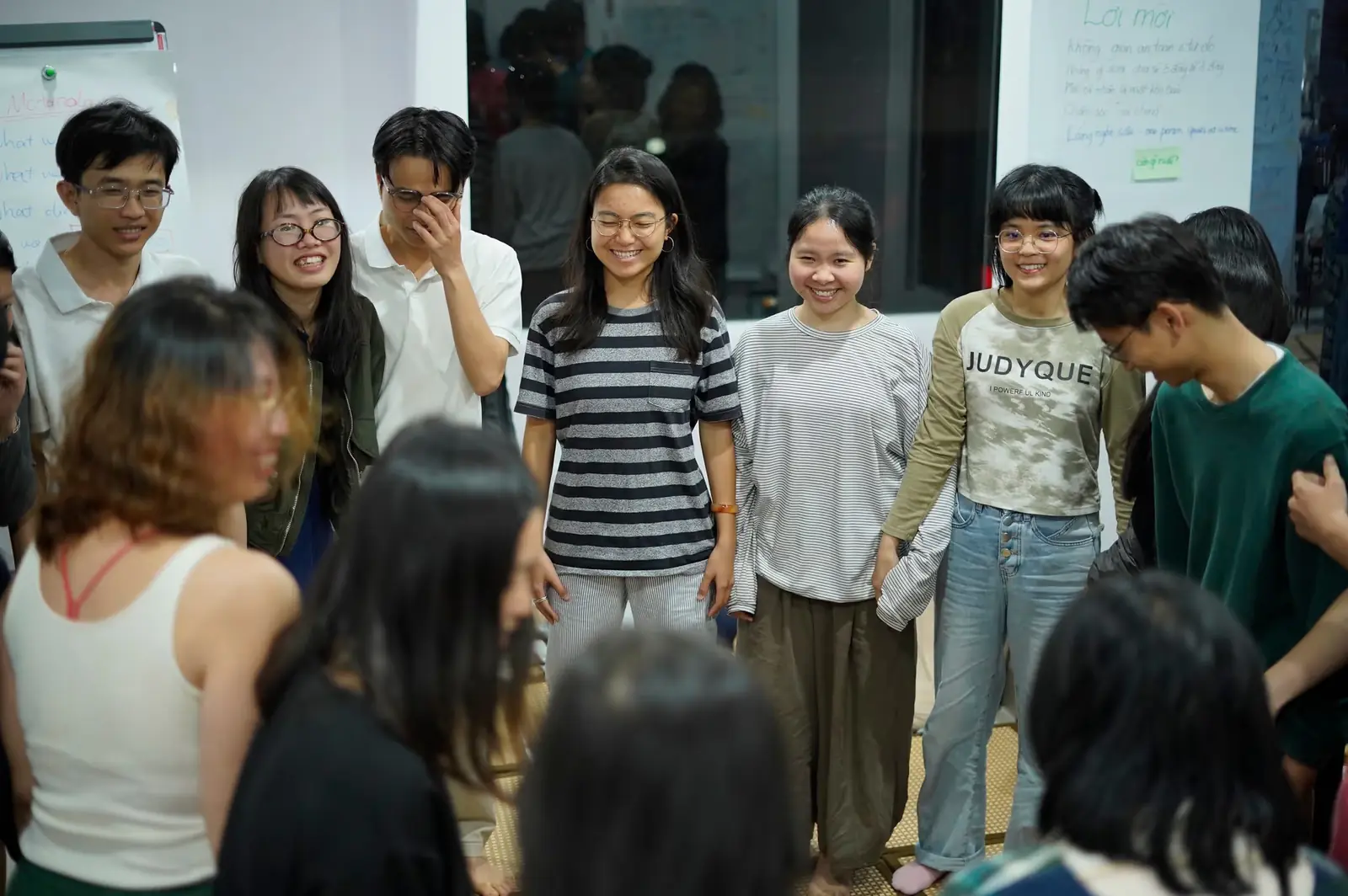 Học viên Ecoversity cười vui trong một buổi hoạt động nhóm.