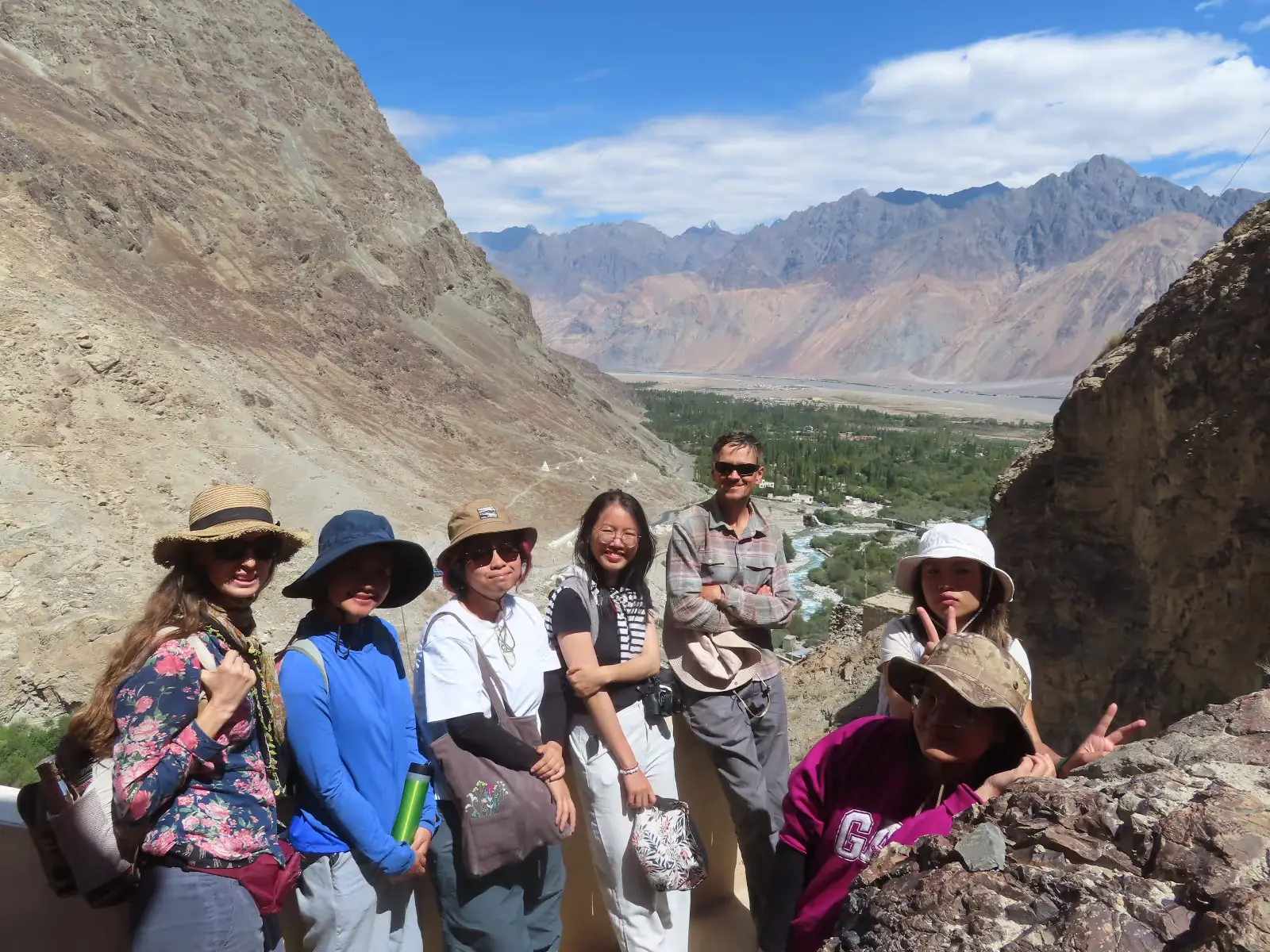 Học viên Vcil Travel School chụp ảnh cùng nhau trên đường núi ở Ladakh.